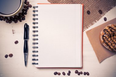 Açık not defteri ve kahve