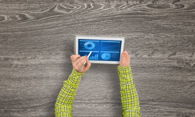 tablet pc ile diyagramları kullanarak eller
