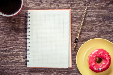 Açık not defteri ve kahve