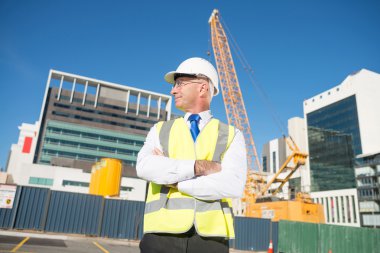 Kask içinde kıdemli mühendis