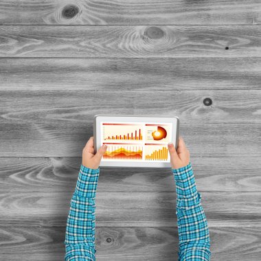 tablet pc ile diyagramları kullanarak eller