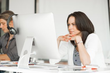 Ofiste çalışan genç arkadaşları