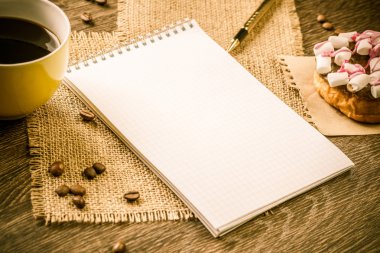 Açık not defteri ve kahve