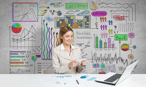 Elegant businesswoman sitting at table — Stock Photo, Image