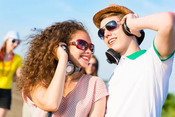 Young couple on road — Stock Photo, Image