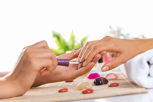 Donna che riceve la procedura di manicure — Foto Stock