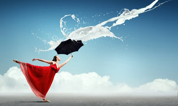 Dançarina mulher com guarda-chuva preto — Fotografia de Stock