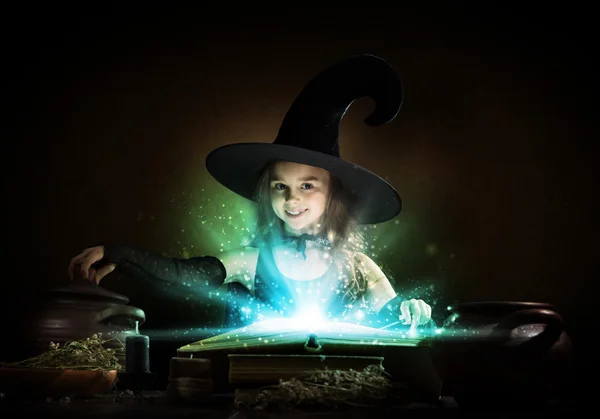 Маленькая Хэллоуинская ведьма — стоковое фото