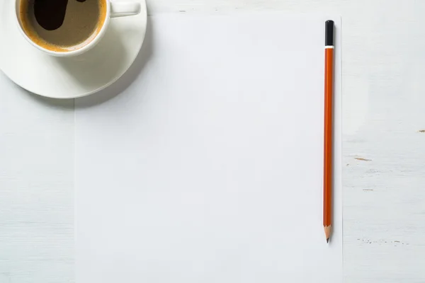 Kawa z arkusz czysty papier i ołówek — Zdjęcie stockowe