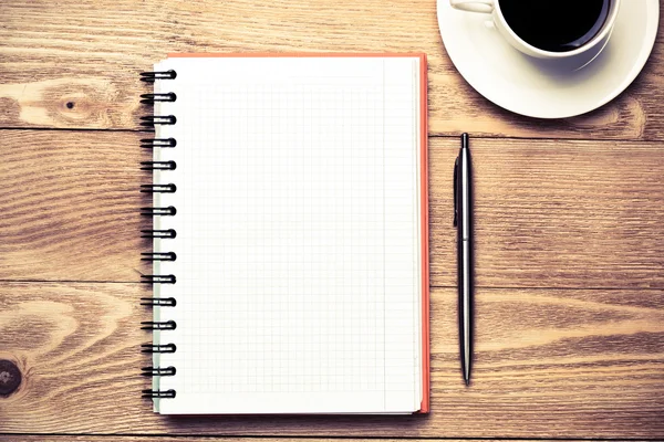 Bloc de notas en blanco con taza de café — Foto de Stock