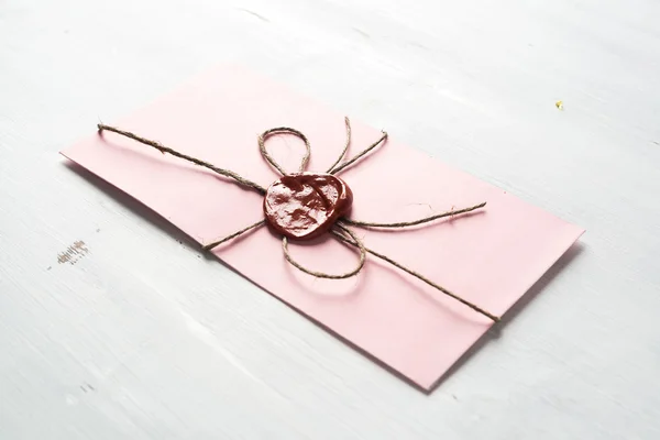 Enveloppe lettre rose avec sceau de cire — Photo