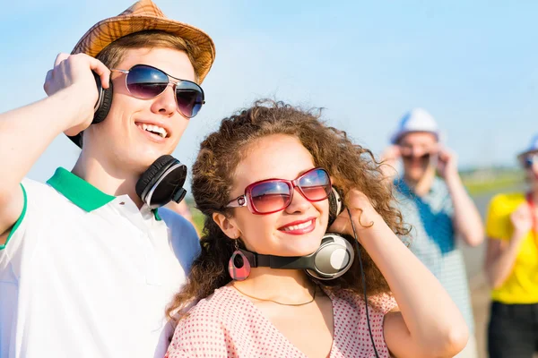 Young couple on road — Stock Photo, Image