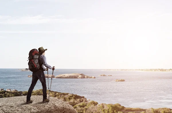 Homme randonneur debout sur la nature paysage — Photo