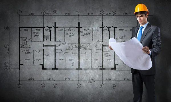 Genç adam mühendis