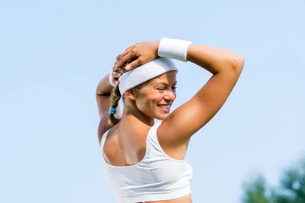 Sport vrouw permanent in zonnige park — Stockfoto