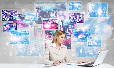 Medya teknolojileri kullanarak iş kadını