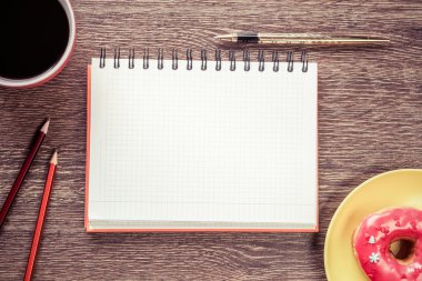 Açık not defteri ve kahve