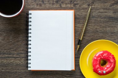 Açık not defteri ve kahve