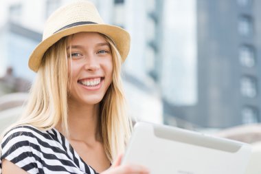 Tablet kullanan kadın