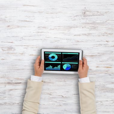 iş kadını ile Grafik Tablet PC'yi kullanma