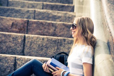 Öğrenci kız merdiven üzerinde