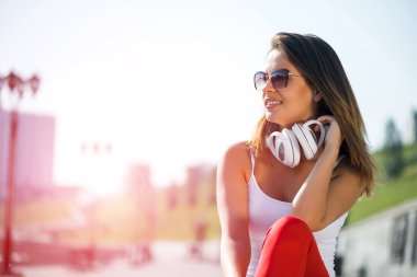 kulaklıklar giyen esmer kız