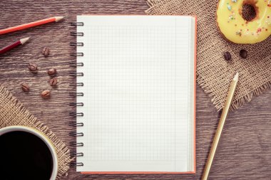 Açık not defteri ve kahve