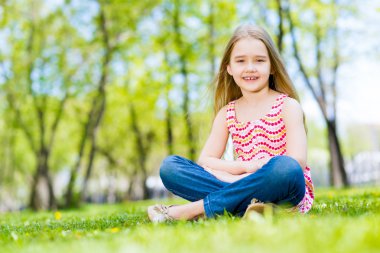 Çimenlerde oturan kız