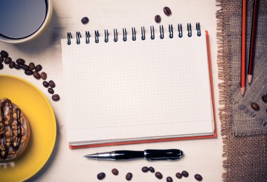 Açık not defteri ve kahve
