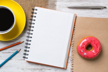 Açık not defteri ve kahve