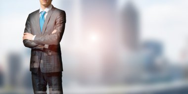 işadamı kollarını göğsünde geçti