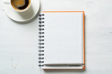Kahve boş not defteri ve kalem