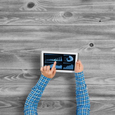 tablet pc ile diyagramları kullanarak eller