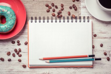 Açık not defteri ve kahve