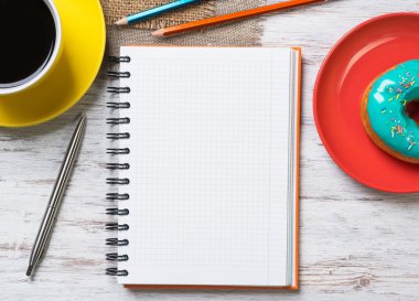 Açık not defteri ve kahve