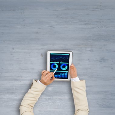 iş kadını ile Grafik Tablet PC'yi kullanma