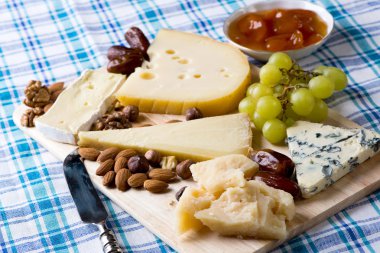farklı peynir çeşitleri.