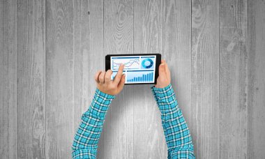 tablet pc ile diyagramları kullanarak eller