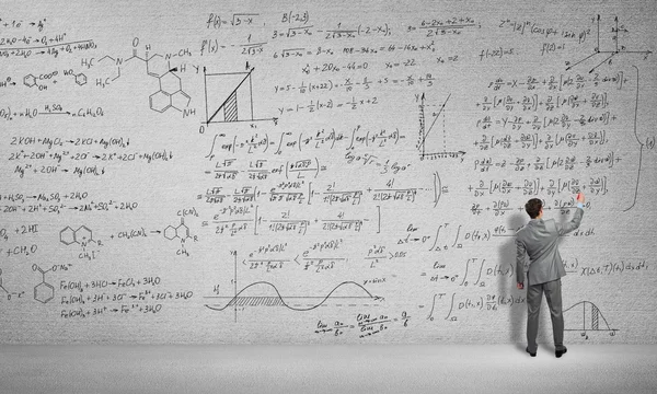 男人绘图科学公式 — 图库照片