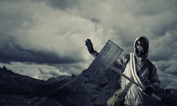 Stalker in Gasmaske mit leerem Banner. Platz für Ihren Text. Apokalypse und Katastrophenkonzept — Stockbild Apokalypse und Katastrophenkonzept — Stockfoto