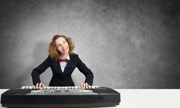 Mulher engraçada tocando piano — Fotografia de Stock