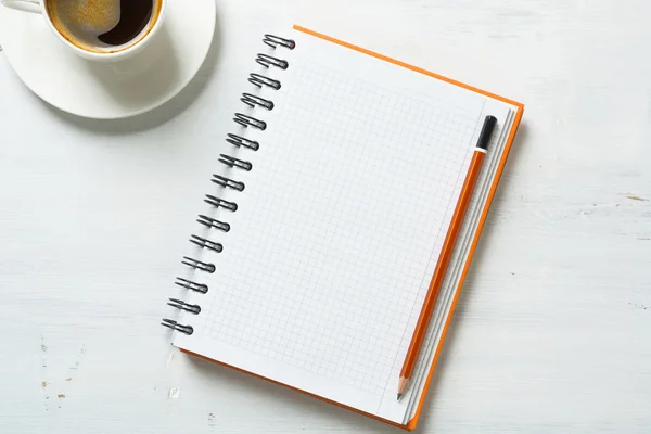 Καφέ με κενό σημειωματάριο και μολύβι — Φωτογραφία Αρχείου