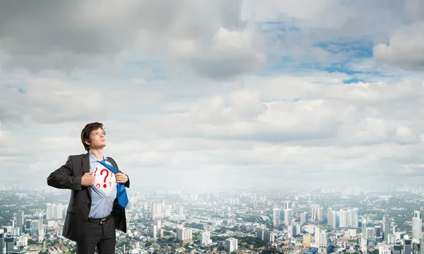 Trabalhador camisa de abertura como super-herói — Fotografia de Stock