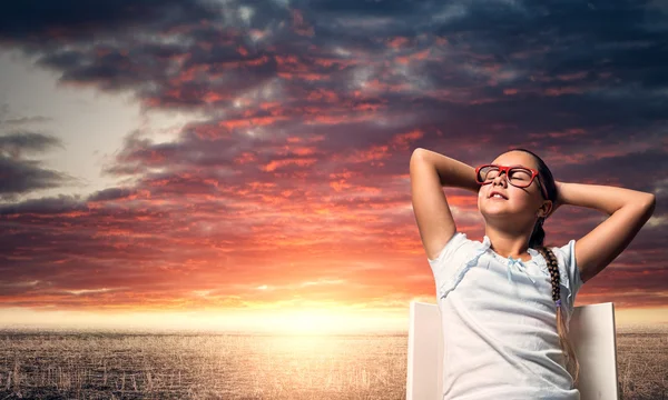 School meisje met handen op het hoofd — Stockfoto