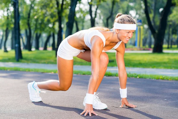 Läuferin in Startpose — Stockfoto