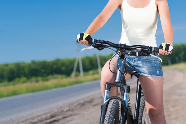 Frau in kurzen Hosen mit Fahrrad — Stockfoto