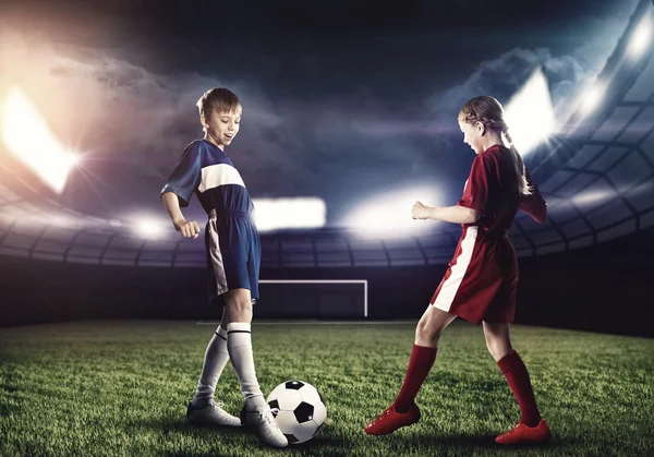 Adolescentes jogando futebol — Fotografia de Stock