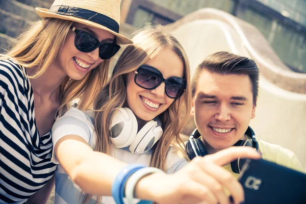 Jóvenes haciendo selfie —  Fotos de Stock