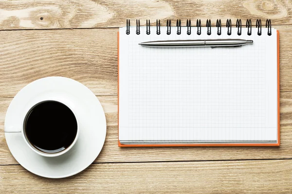 Bloc de notas en blanco con taza de café —  Fotos de Stock