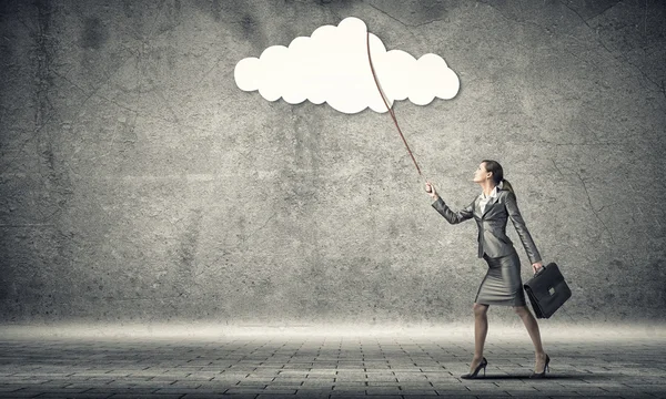 Empresária puxando nuvem na liderança — Fotografia de Stock